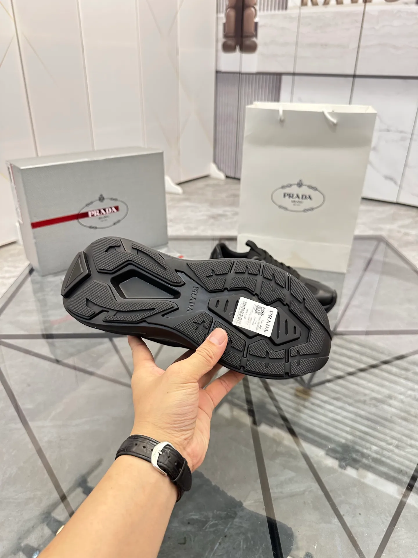 Men's shoes: 💰P680¥ High-end top quality Product trademark: Prada *"Prada*" low-top casual shoes Regular size: 38-45 (can be customized to 46) Product materials: Upper imported cowhide spliced ​​with breathable mesh, breathable lining, cowhide foot pads, original ultra-light foam outsole. No.: 001